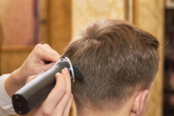 man-getting-haircut-close-up-TQEM4U7
