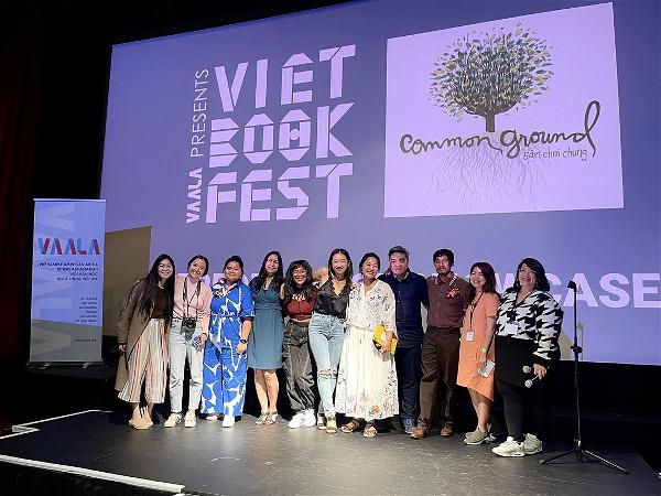 Ban tổ chức và các văn nghệ sĩ tại Chương Trình Đọc Thơ và Trình Diễn Nhạc kết thục VietBookFest