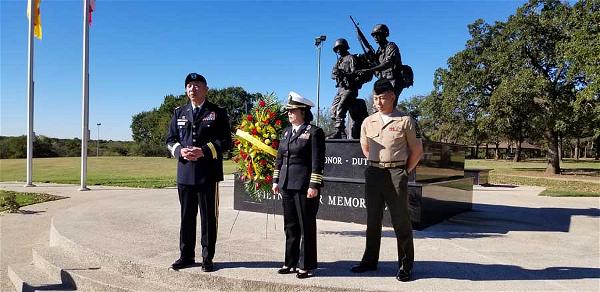 Thiếu tương Flora Lập Thể và Đại tá MiMi Phan tại lễ đặt vòng hoa trước Tượng Đài Chiến Sĩ Việt Mỹ DFW