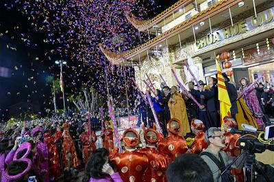 Đêm Giao Thừa đi chùa hái lộc, cầu Bình An cho năm mới.